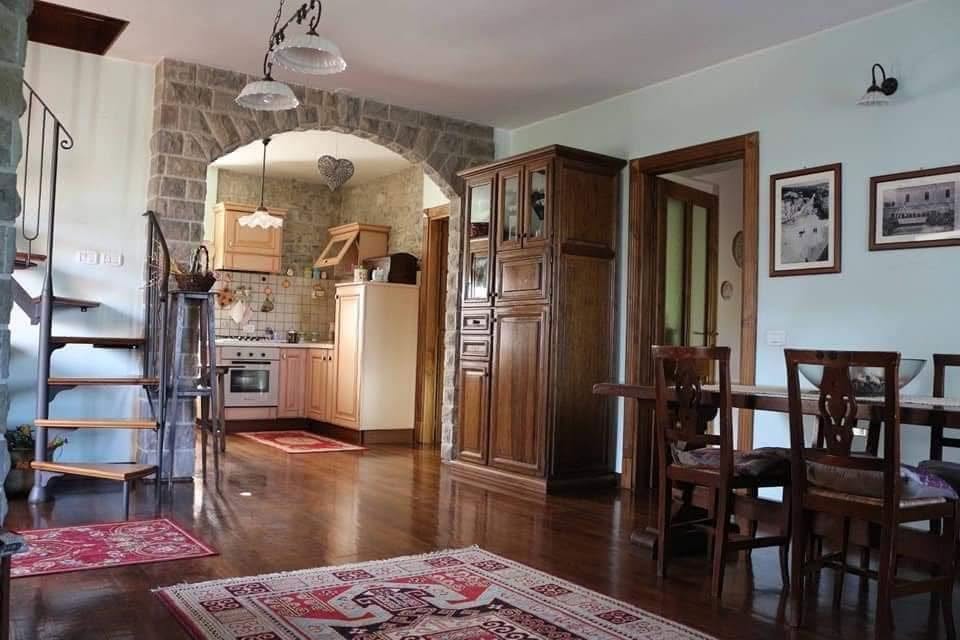 Cucina e zona pranzo di Casale Santilli