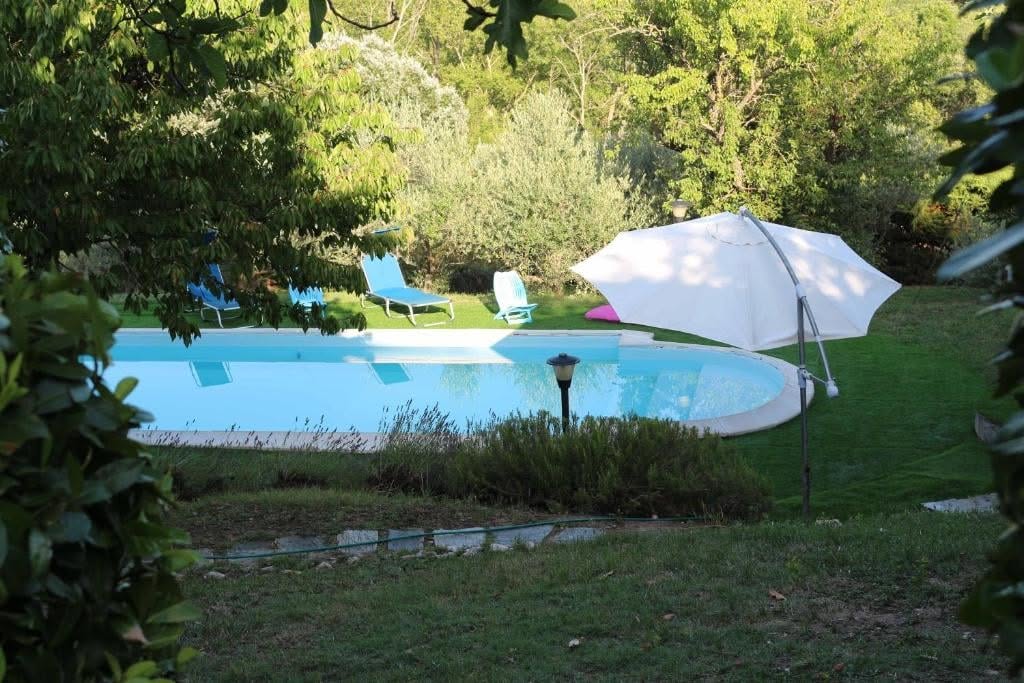 Piscina immersa nel giardino